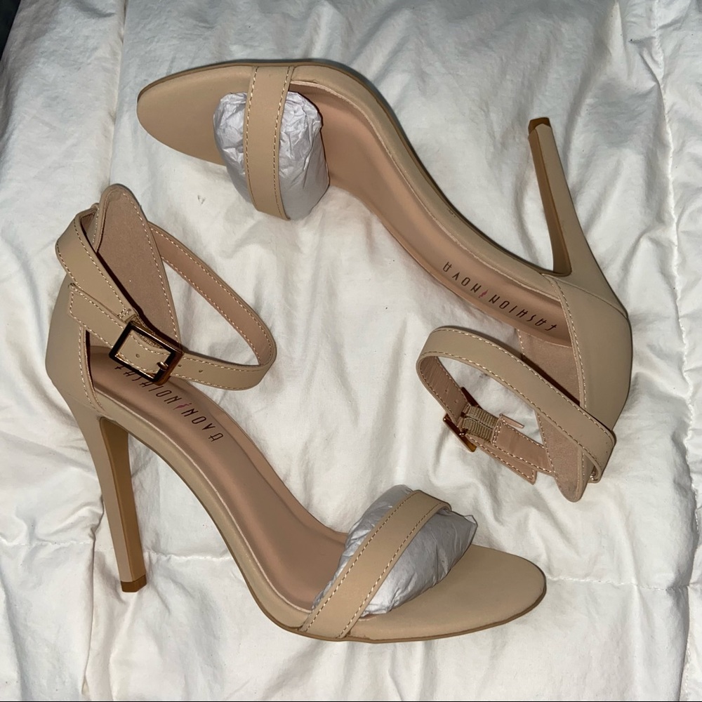 NWT fashion nova nude heels size 8